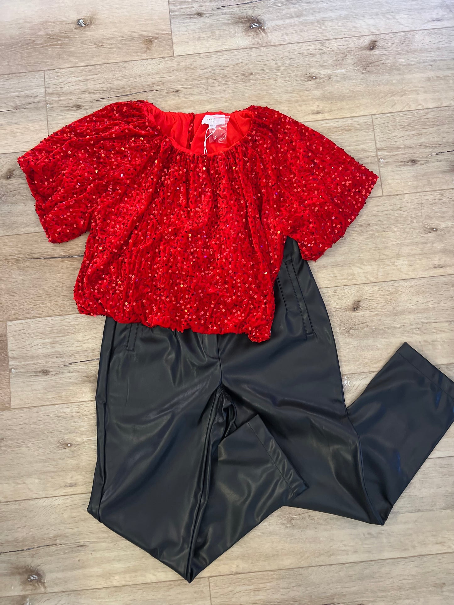SEQUIN/VELVET BUBBLE HEM BLOUSE