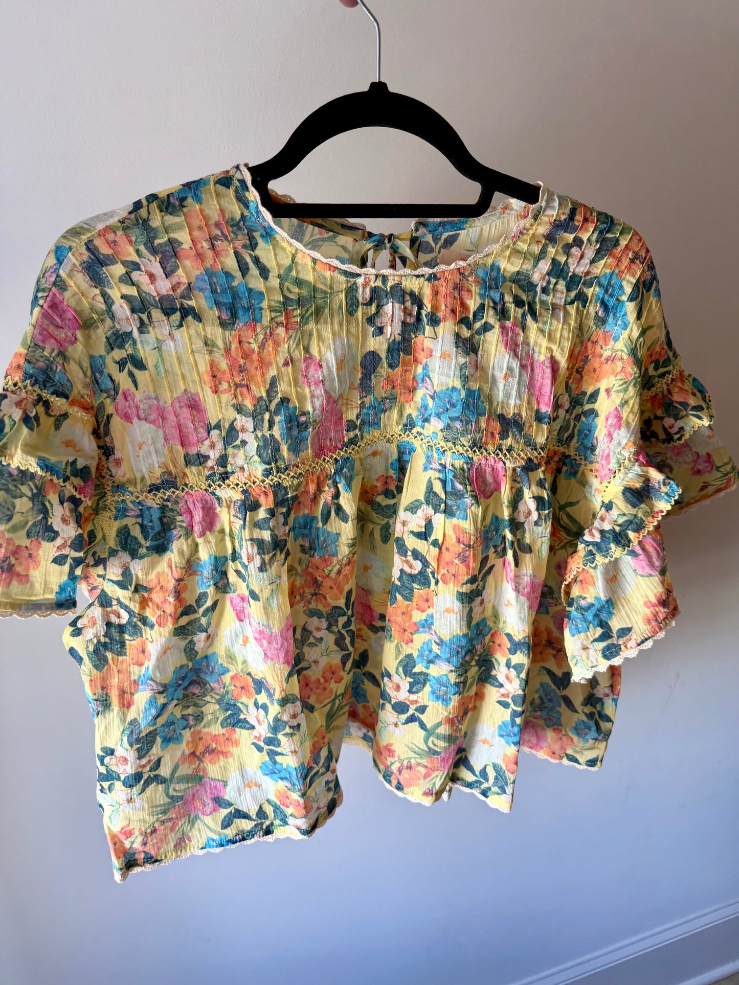 LUSSIA FLORAL FLUTTER SLEEVE TOP
