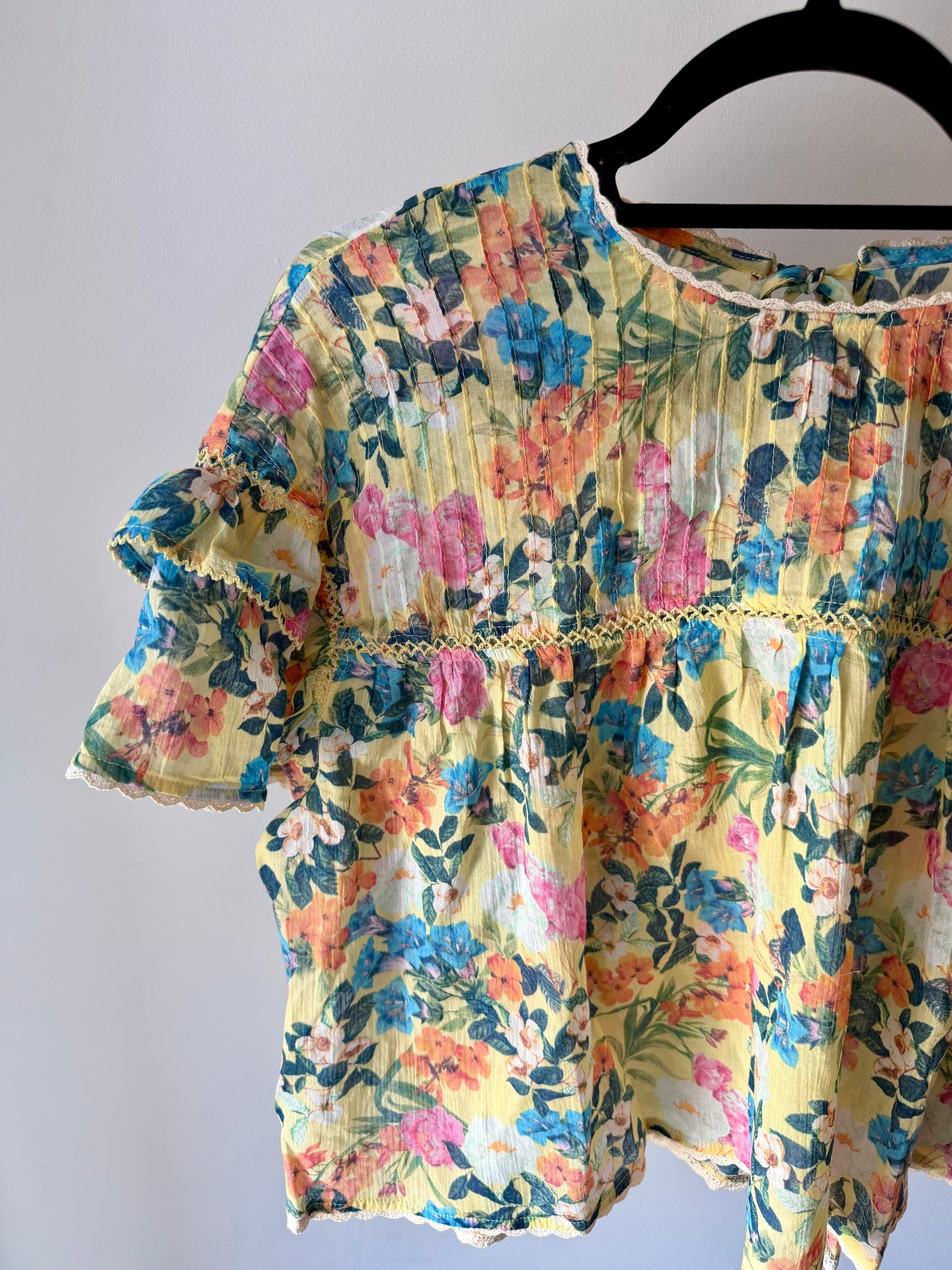 LUSSIA FLORAL FLUTTER SLEEVE TOP