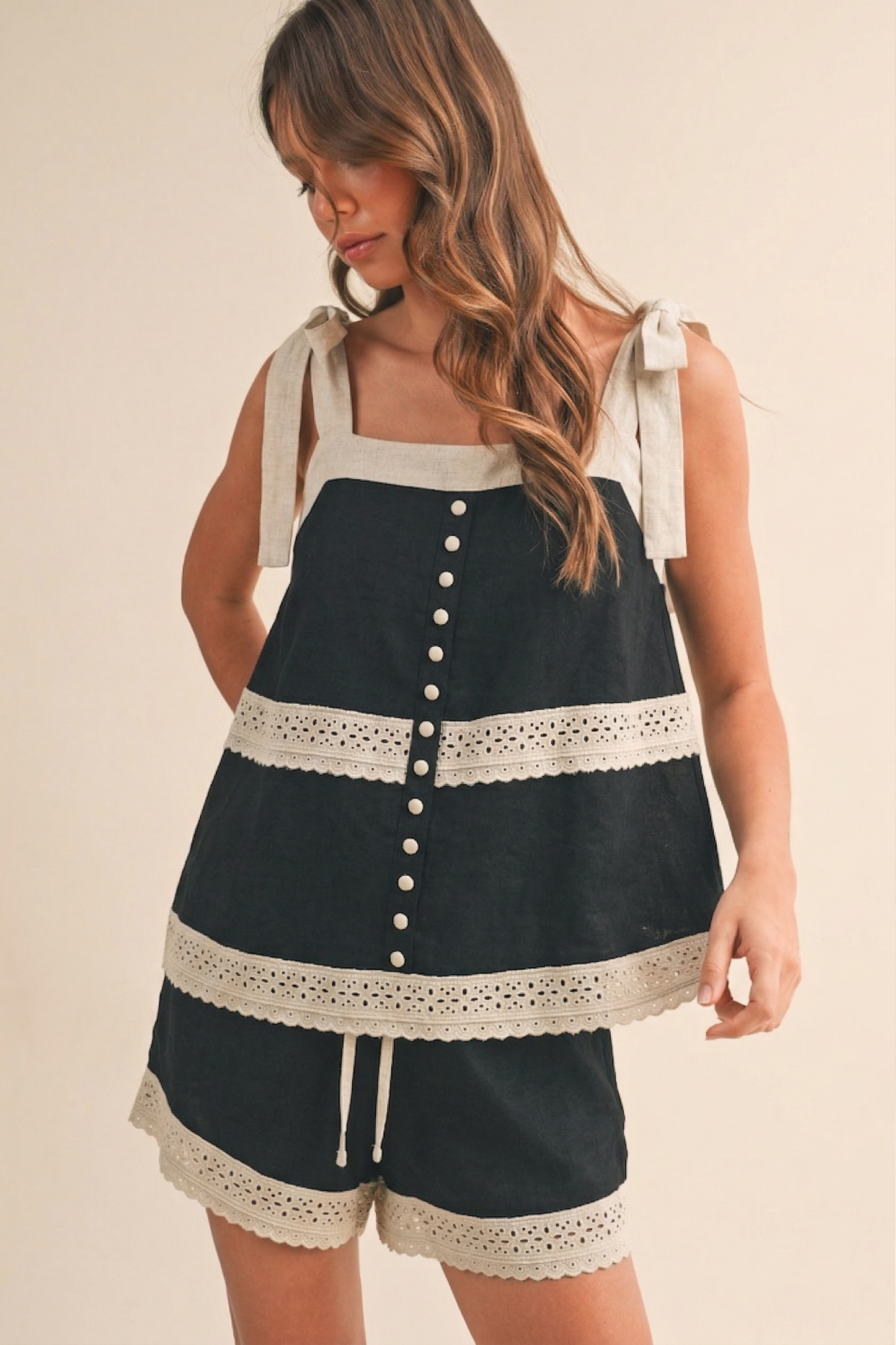 CONTRAST LACE BOW STRAP  TOP AND SHORTS SET